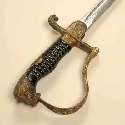 Espada antigua con empuñadura decorativa - miniatura 1