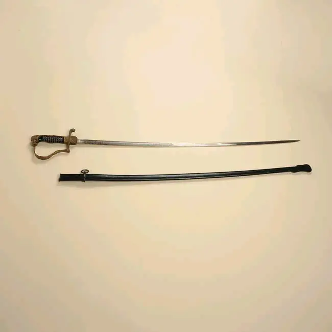Espada antigua con empuñadura decorativa - 2