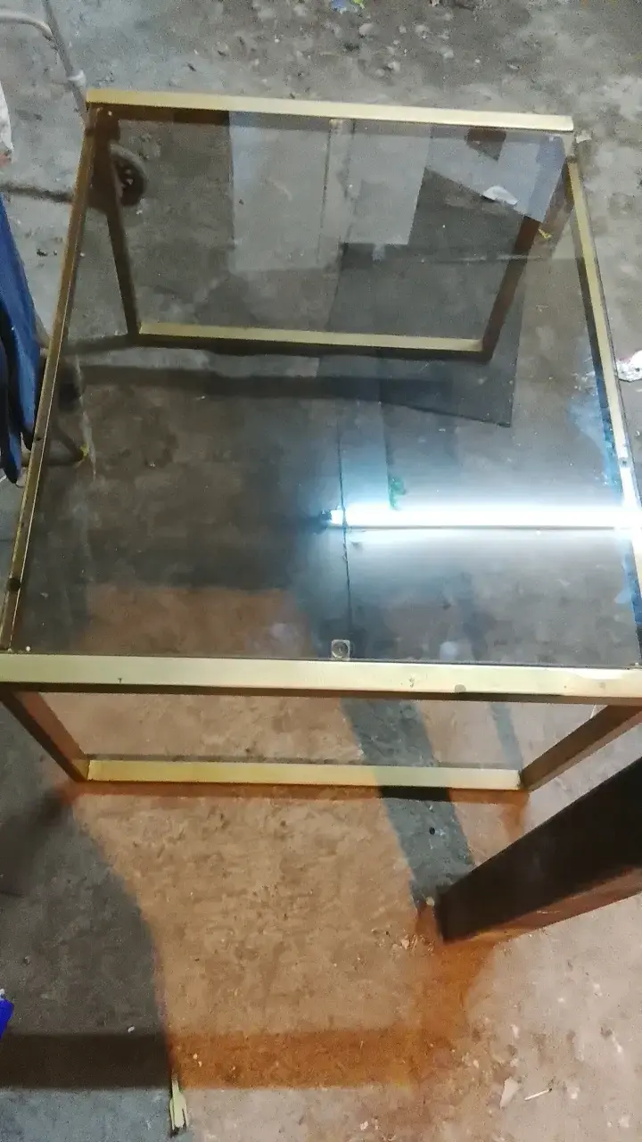Mesa de centro de vidrio y metal dorado - 1