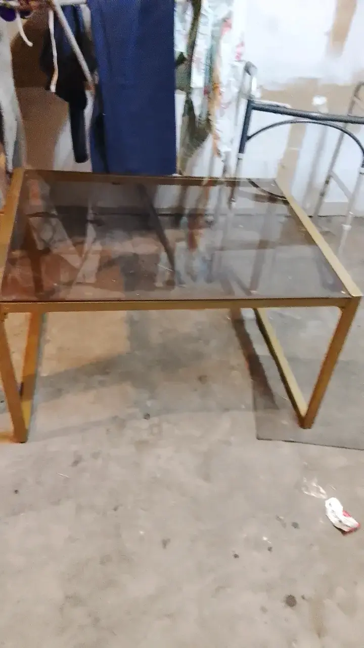 Mesa de centro de vidrio y metal dorado - 2