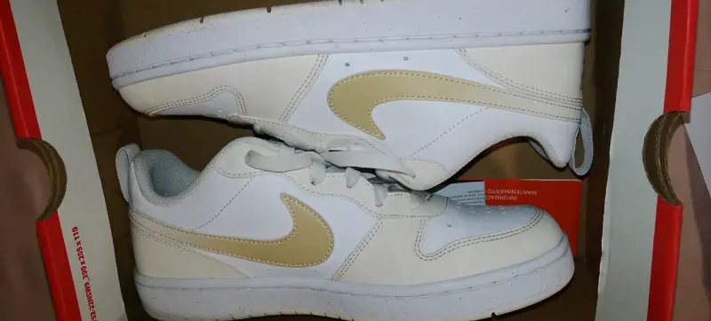 Zapatillas deportivas blancas Nike con logo dorado - 1