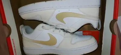Zapatillas deportivas blancas Nike con logo dorado - miniatura 1