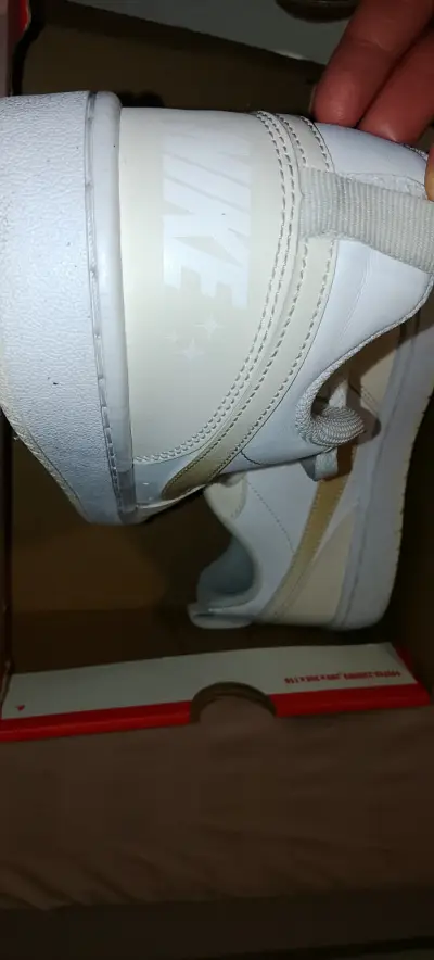 Zapatillas deportivas blancas Nike con logo dorado - miniatura 2