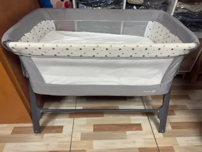 Cuna colecho para bebé gris con diseño de estrellas - miniatura 2