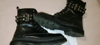 Botas negras de cuero con hebillas metálicas - miniatura 1