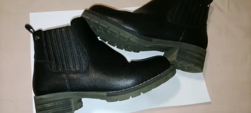 Botas negras de cuero con hebillas metálicas - 2