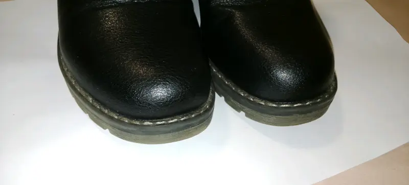 Botas negras de cuero con hebillas metálicas - 3