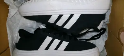 Zapatillas deportivas negras y blancas Adidas - miniatura 1