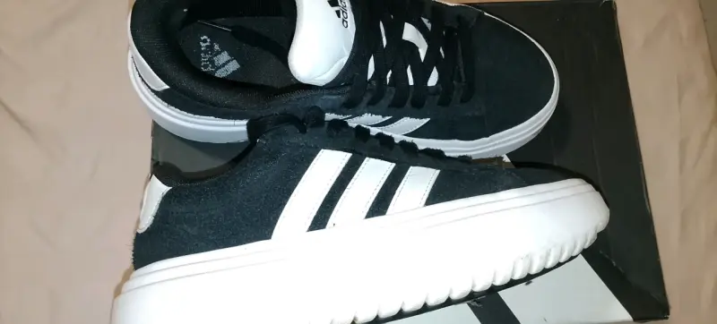 Zapatillas deportivas negras y blancas Adidas - 2