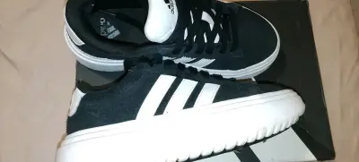 Zapatillas deportivas negras y blancas Adidas - miniatura 2