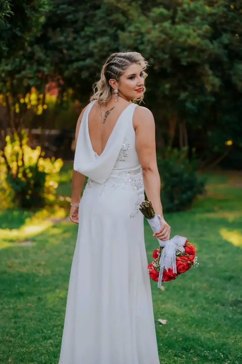 Vestido de novia blanco con detalles brillantes - 1