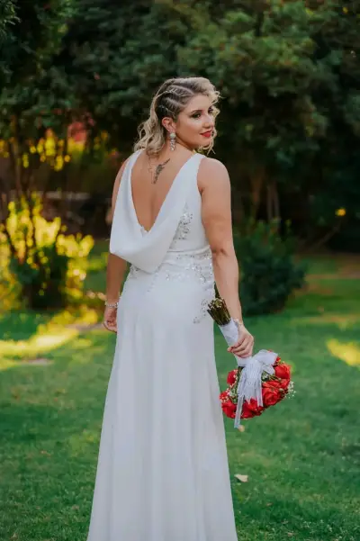 Vestido de novia blanco con detalles brillantes - miniatura 1