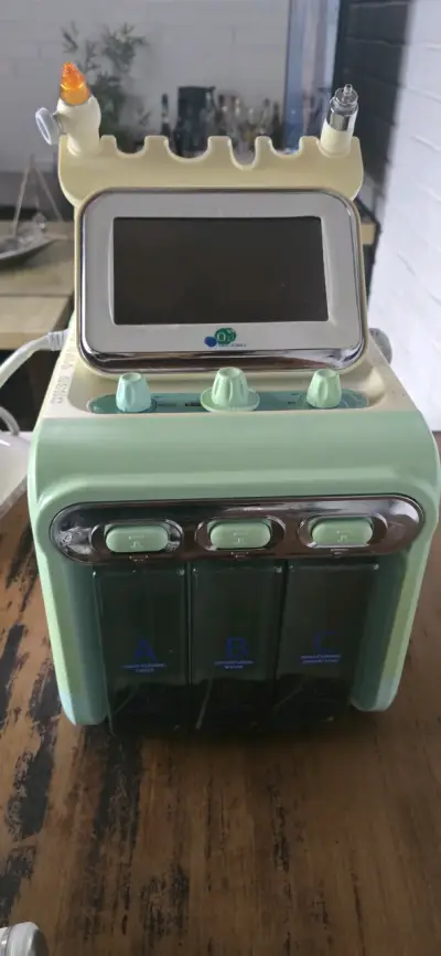 Máquina de Hidrodermoabrasión Multifuncional - miniatura 1