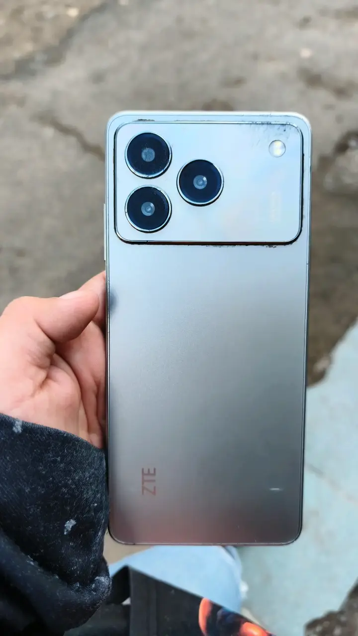 Smartphone ZTE a 56 pro con triple cámara trasera - 1