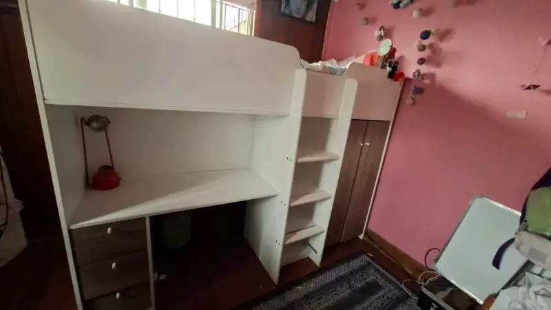 Cama alta con escritorio y estantería para niños - 3