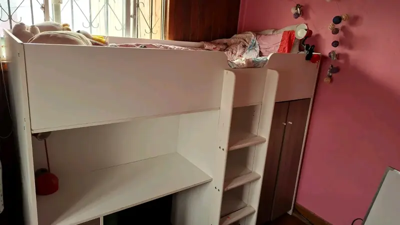 Cama alta con escritorio y estantería para niños - 4