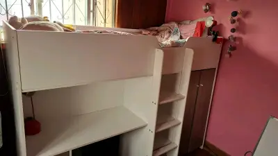 Cama alta con escritorio y estantería para niños - miniatura 4