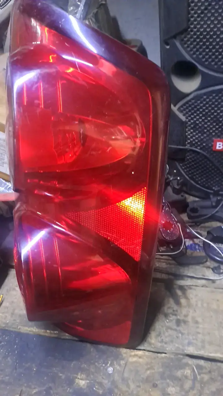 Foco trasero derecho Dodge Ram 1500 2500 - 4