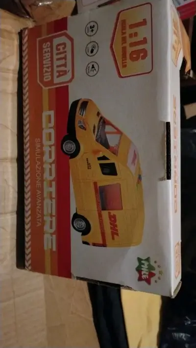 Camioneta de Juguete DHL Amarilla 1:16 - miniatura 2