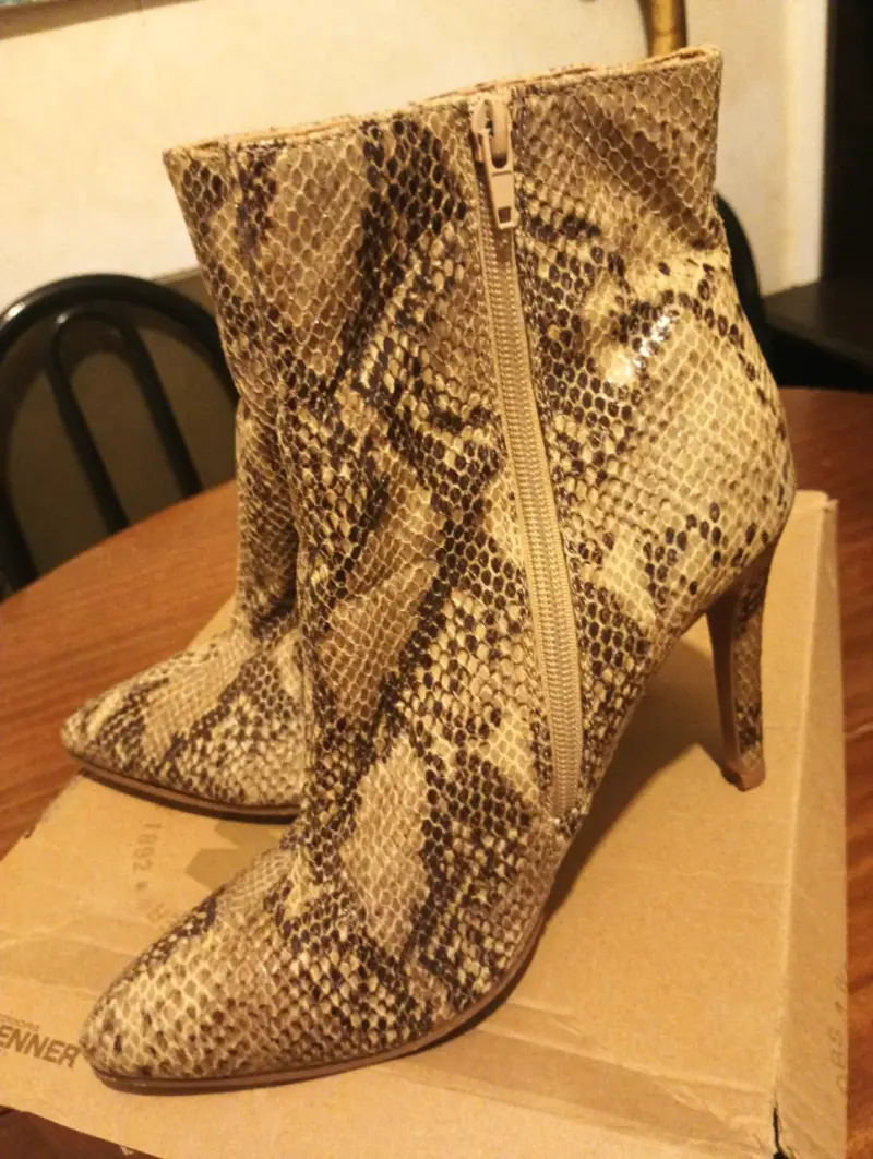 Botines de tacón alto con diseño de serpiente