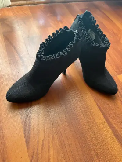 Botines de tacón alto negros con volantes - miniatura 1