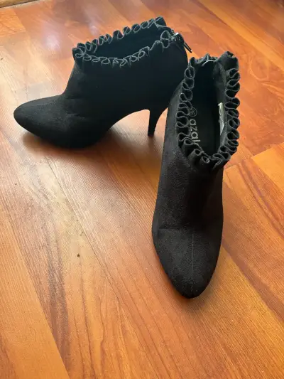 Botines de tacón alto negros con volantes - miniatura 2