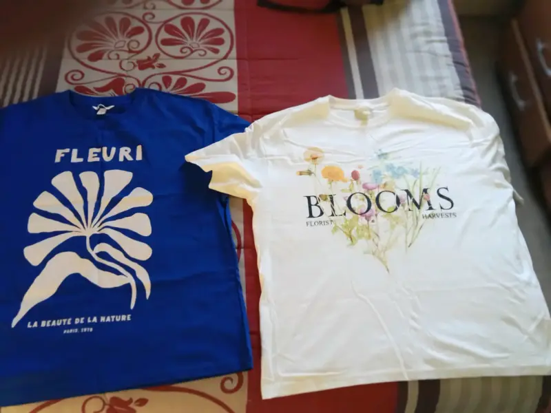 Polera azul Fleuri con diseño floral - 2