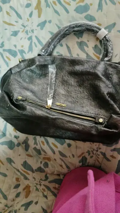Bolso de mano negro Secret con cierre dorado - miniatura 1