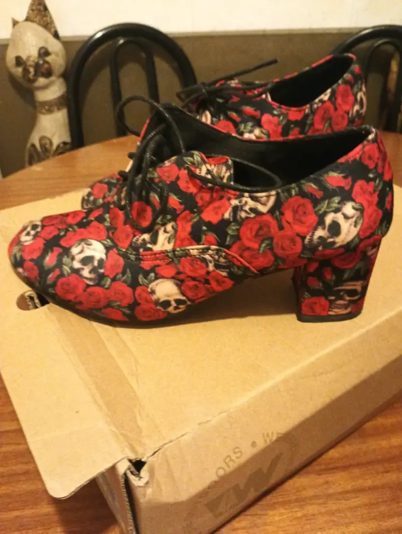 Zapatos de tacón con diseño de calaveras y rosas