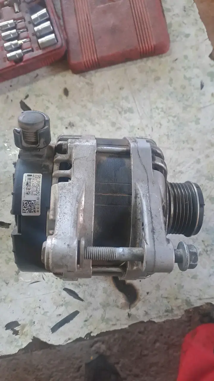 Alternador de auto 220A Peugeot y Citroën - 1