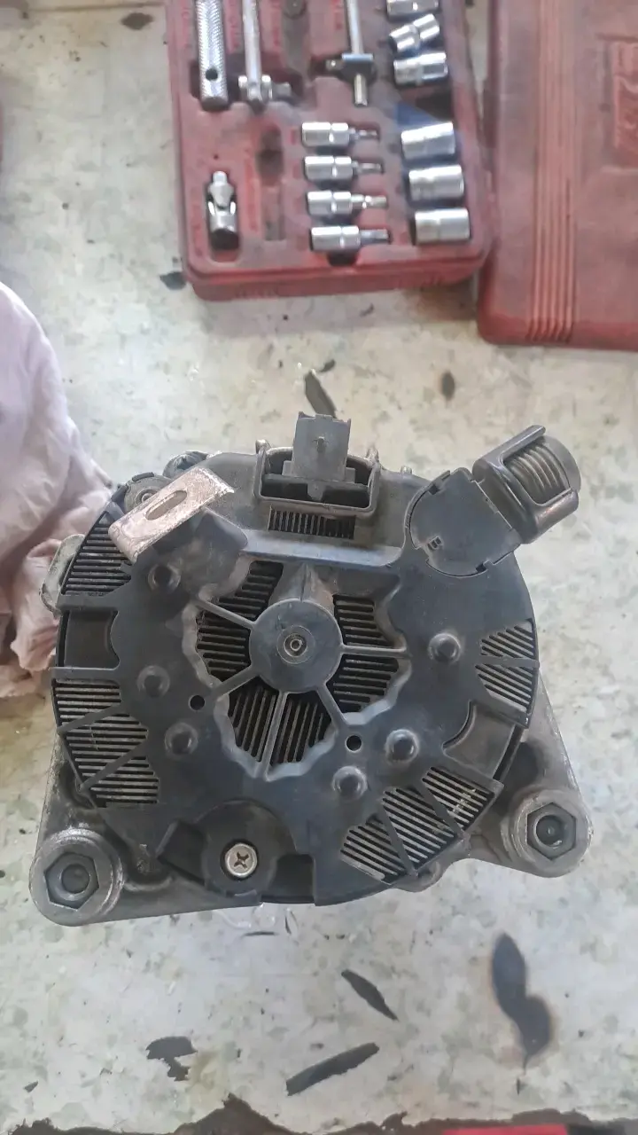 Alternador de auto 220A Peugeot y Citroën - 4