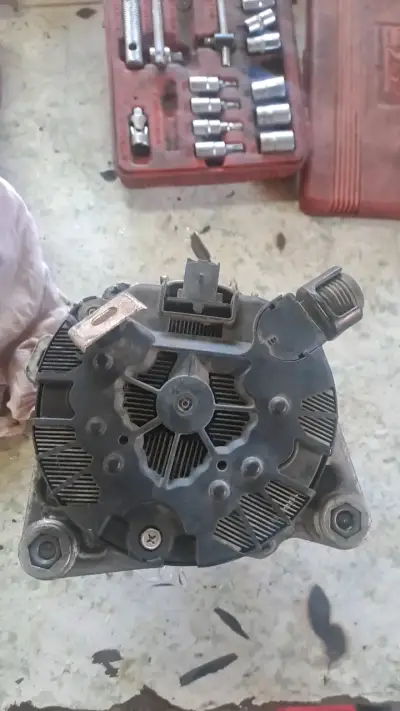 Alternador de auto 220A Peugeot y  Citroën - miniatura 4