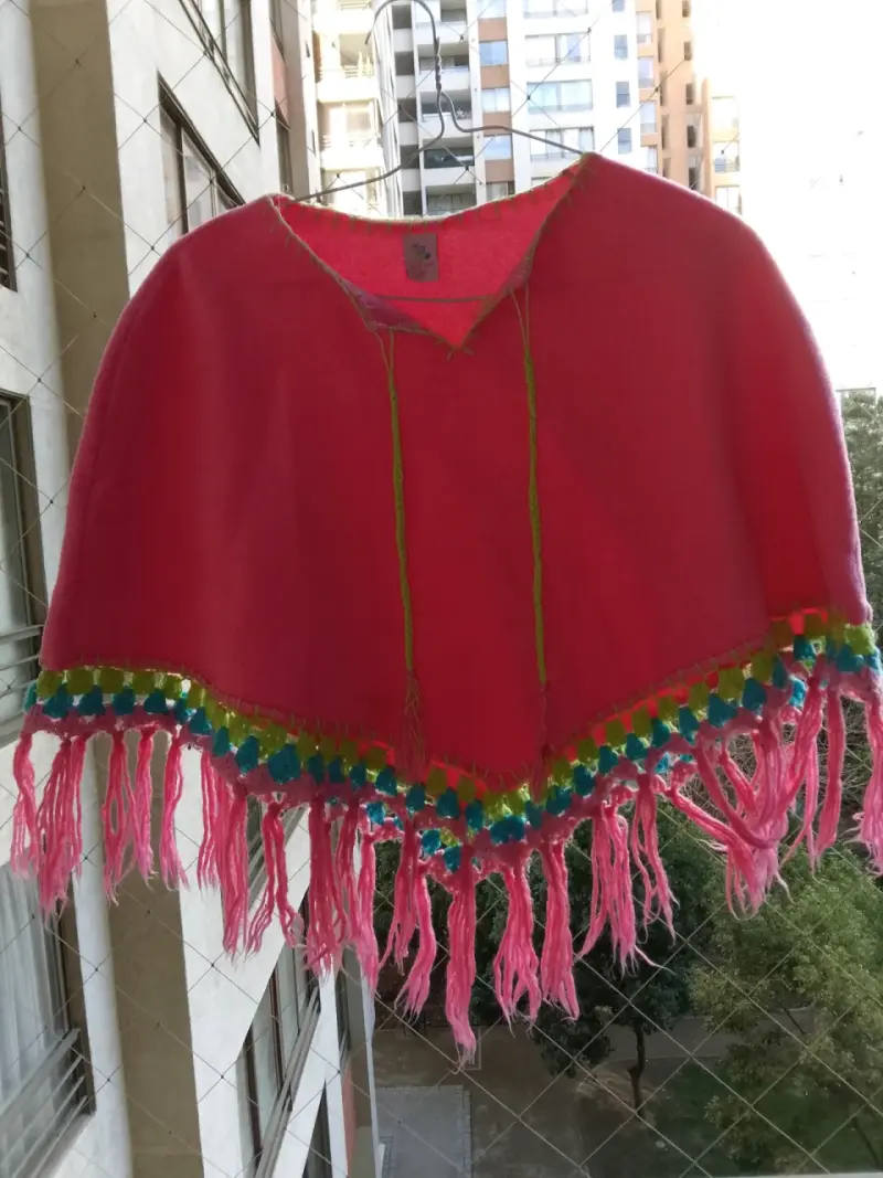 Poncho rosado con flecos para niña - 1