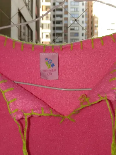 Poncho rosado con flecos para niña - miniatura 2