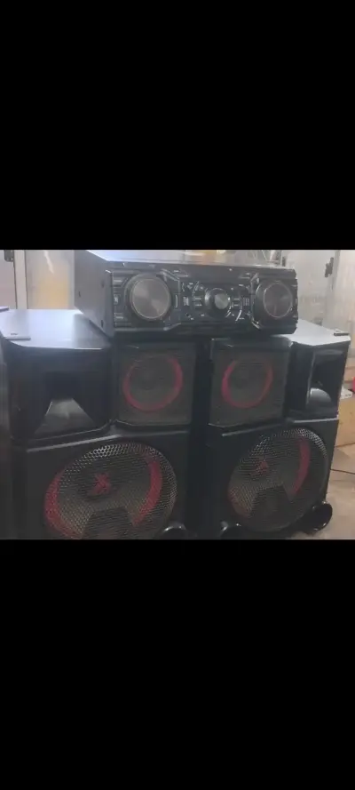 Sistema de sonido LG con altavoces potentes - miniatura 1