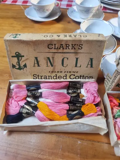 CAJA ANTIGUA MADEJAS DE HILO CLARK & CO. - miniatura 1