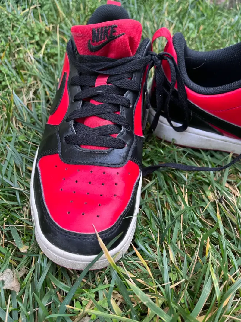 Zapatillas deportivas Nike rojas y negras - 1