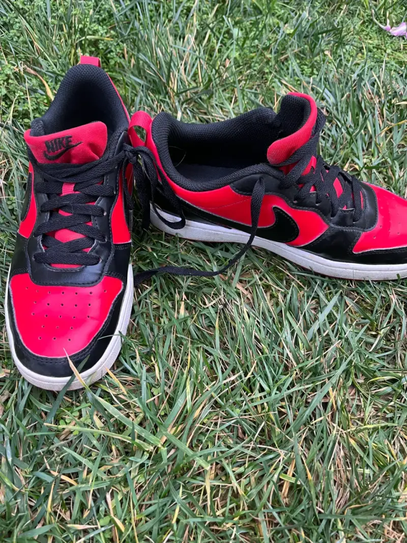 Zapatillas deportivas Nike rojas y negras - 2