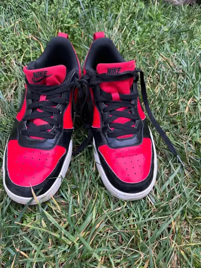 Zapatillas deportivas Nike rojas y negras - miniatura 3