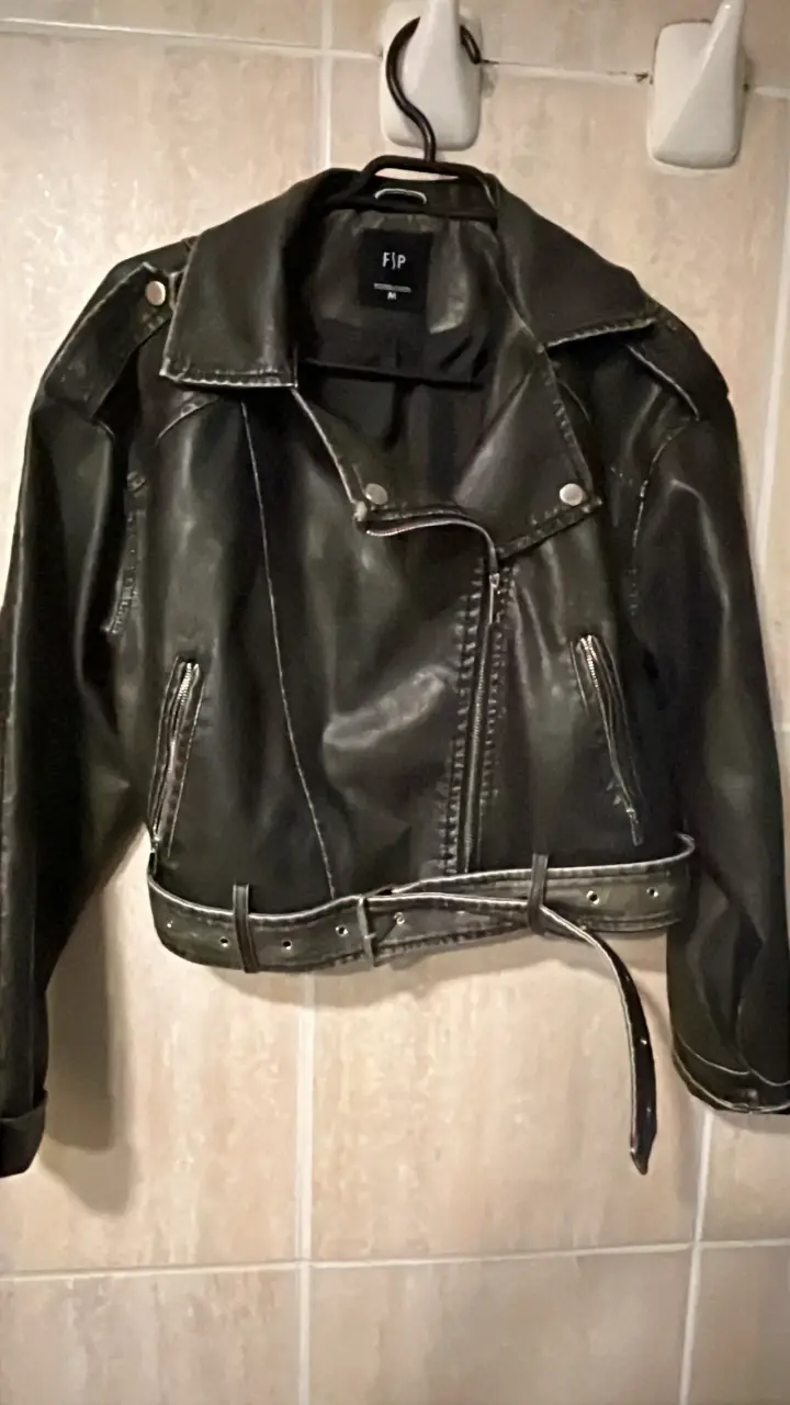 Chaqueta de ecocuero negra con cinturón FIP