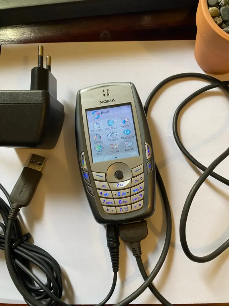 Nokia 6620 clásico con cargador y cable USB