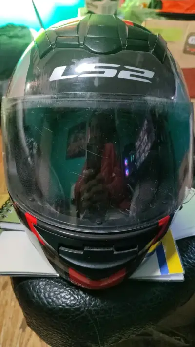 Casco de moto LS2 integral negro y rojo - miniatura 1