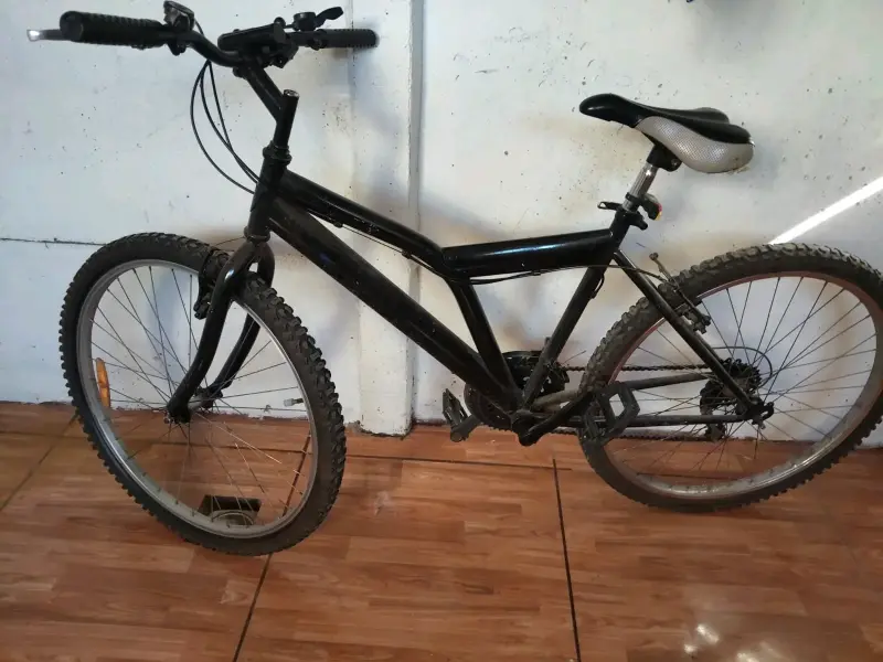 Bicicleta de montaña negra en buen estado