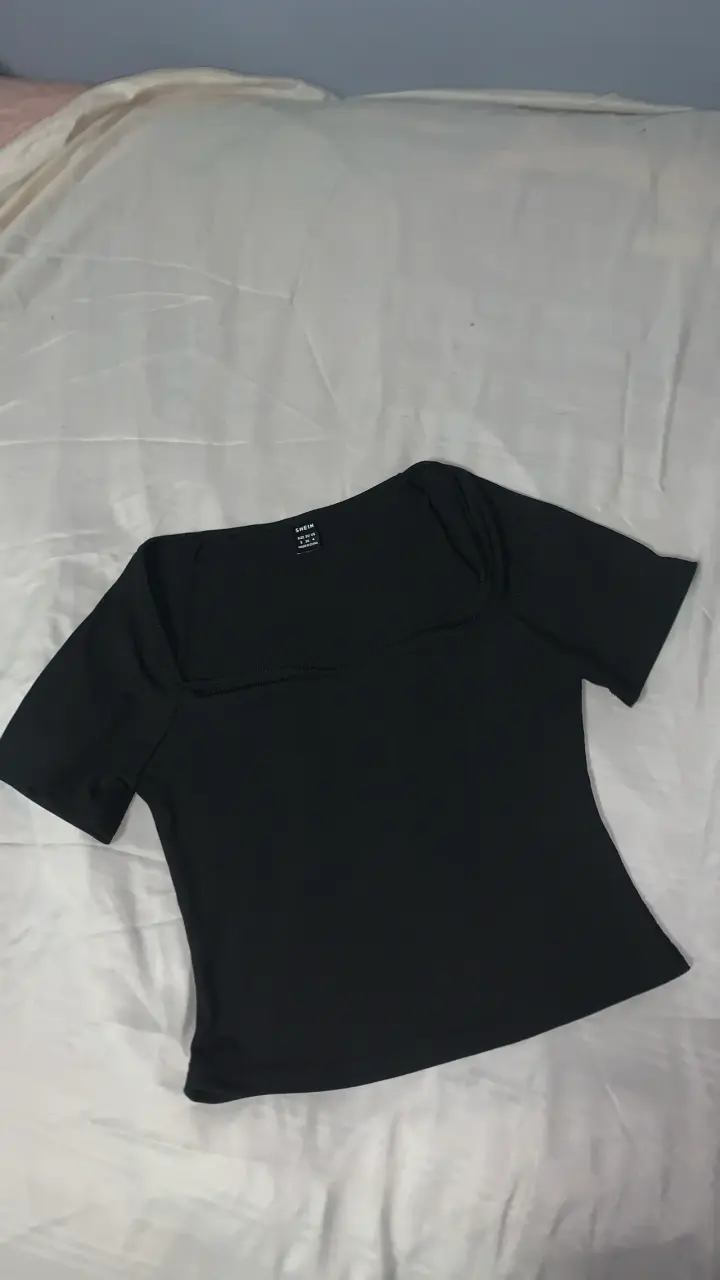 Polera negra Shein y top marrón H&M - 1