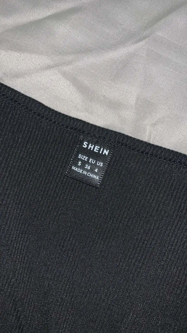 Polera negra Shein y top marrón H&M - 2