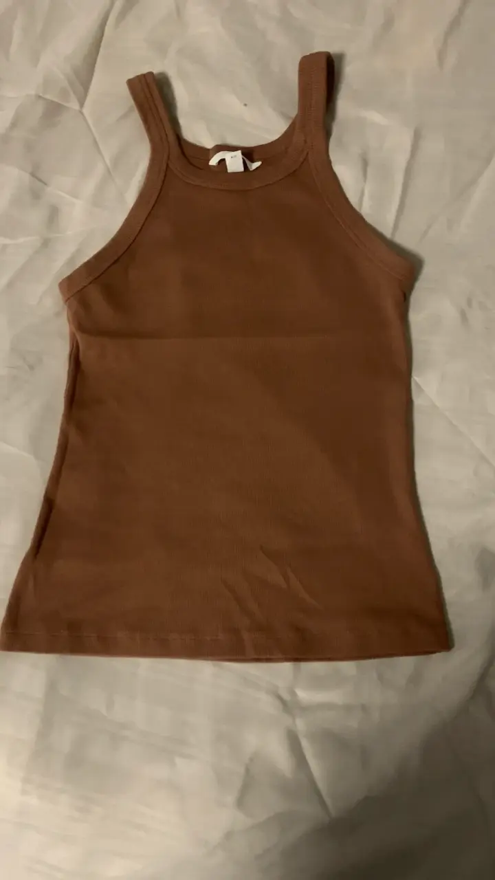 Polera negra Shein y top marrón H&M - 3