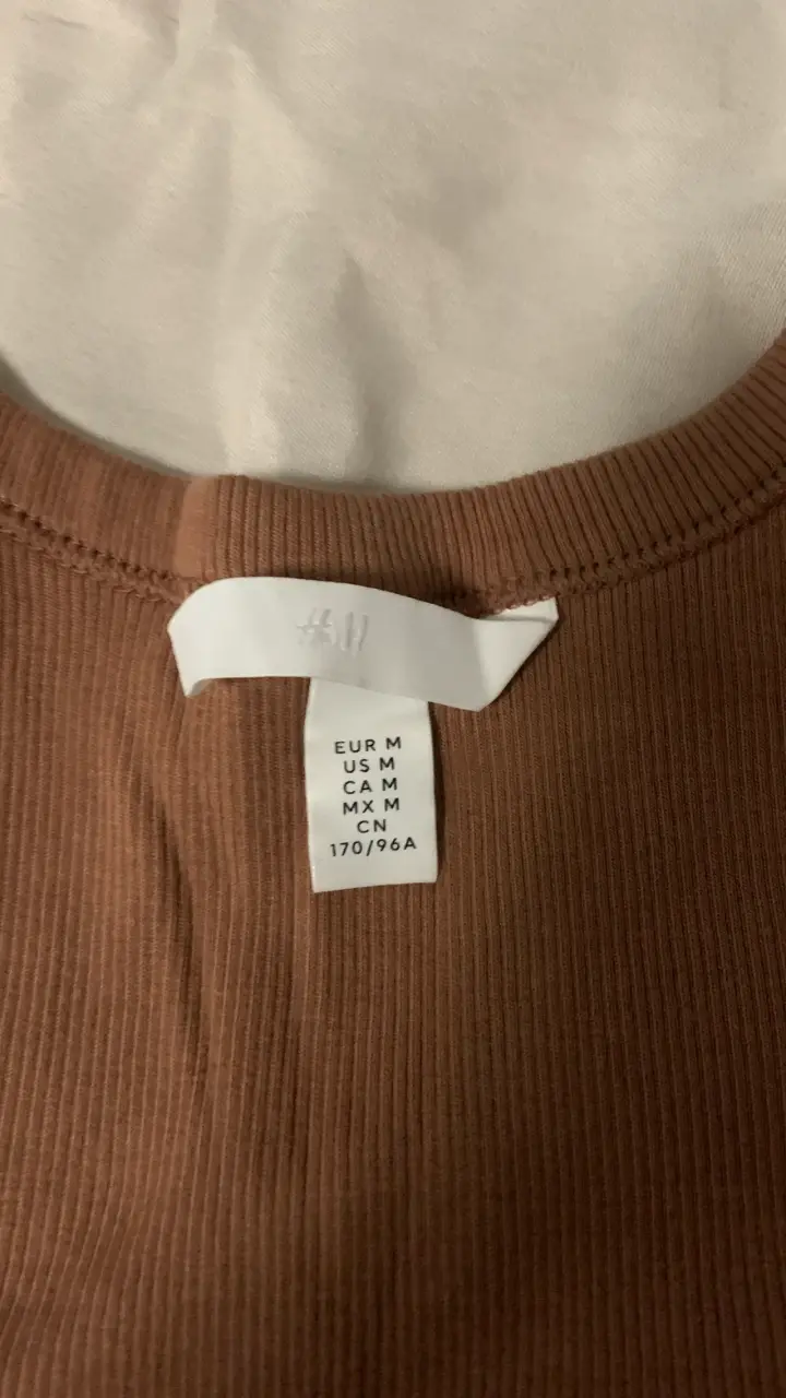 Polera negra Shein y top marrón H&M - 4