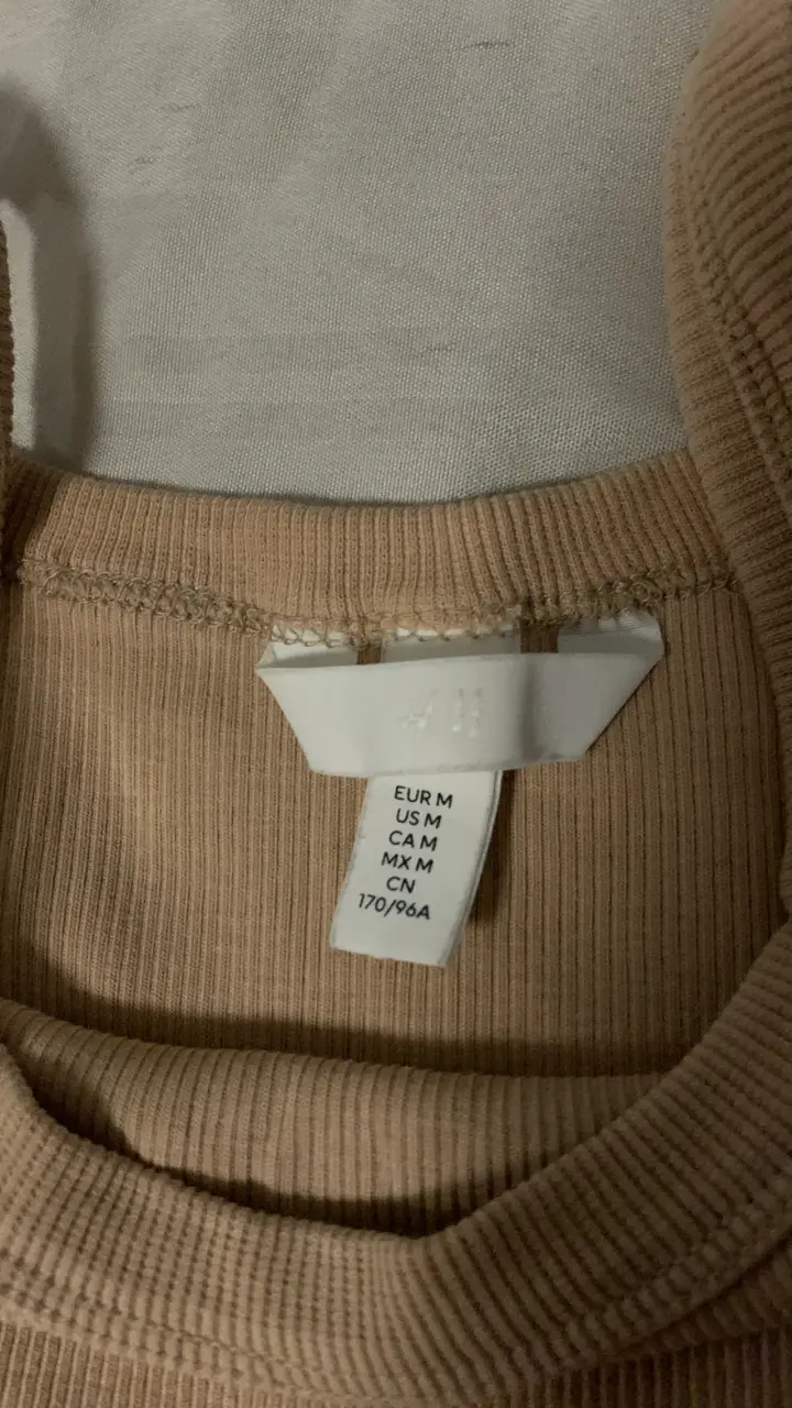 Polera negra Shein y top marrón H&M - 6
