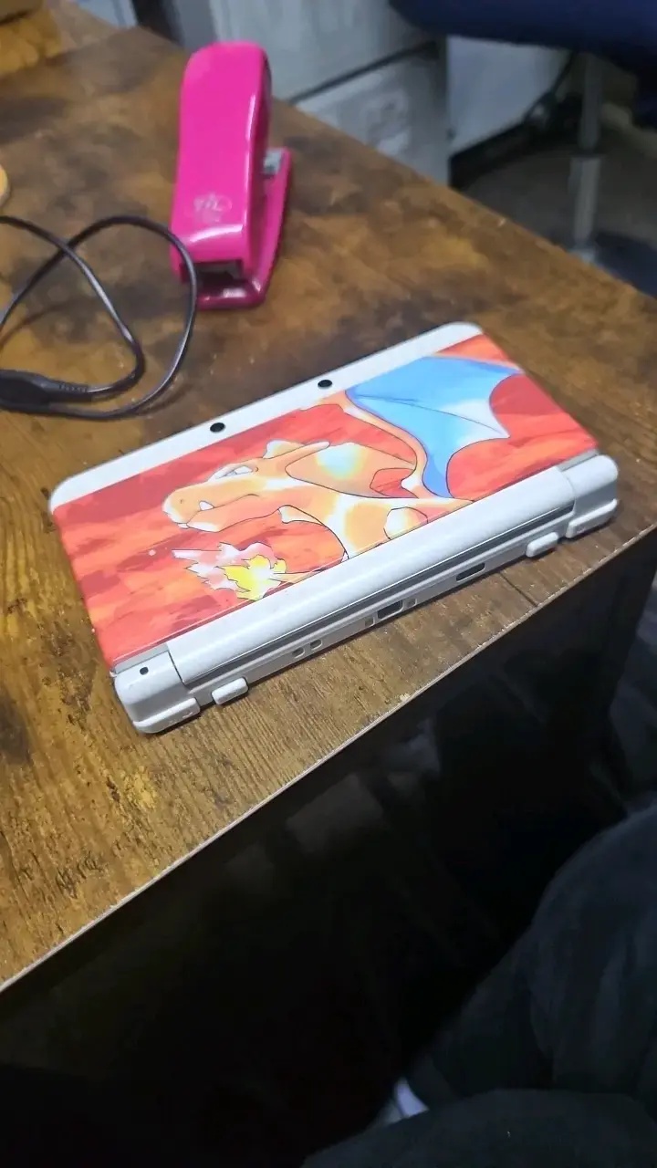New Nintendo 3DS Charizard Edition + 2 juegos - 4