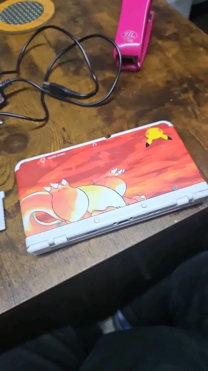 New Nintendo 3DS Charizard Edition + 2 juegos - 5